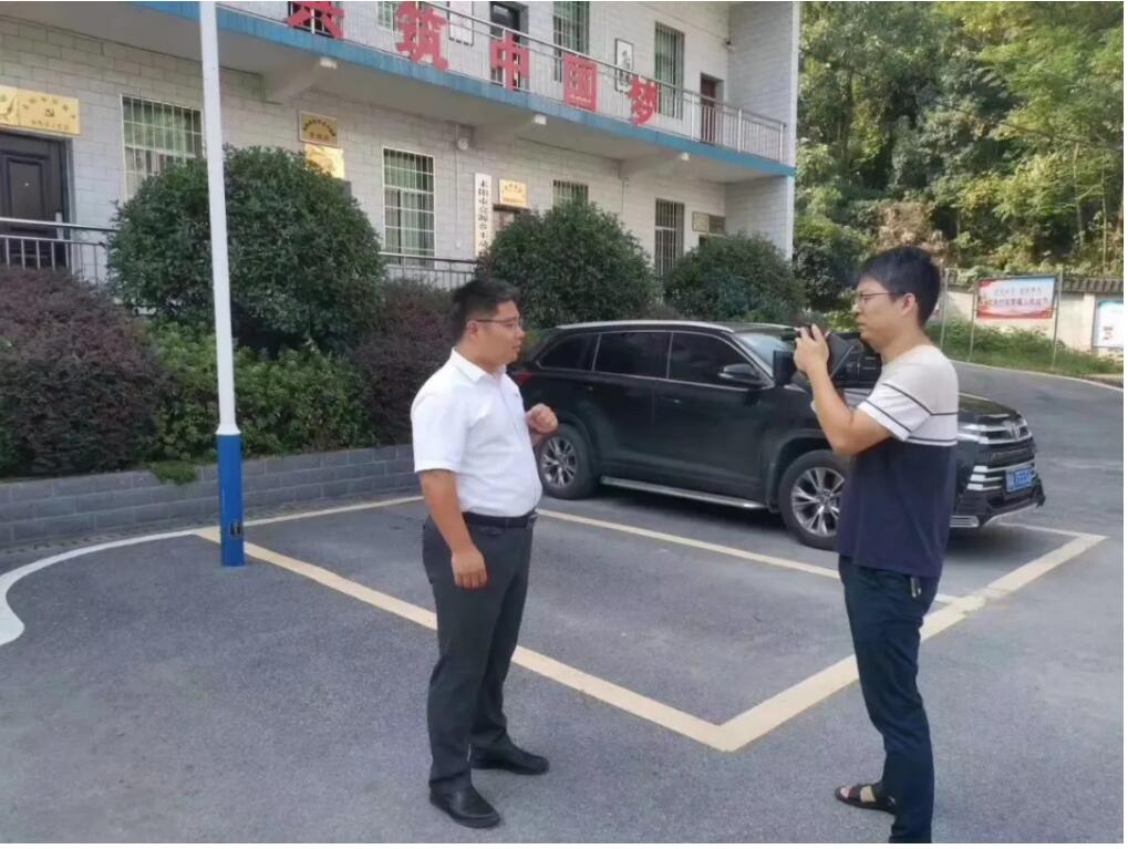 源碼愛心捐贈太陽能智慧路燈，照亮亮源鄉(xiāng)精準(zhǔn)扶貧路
